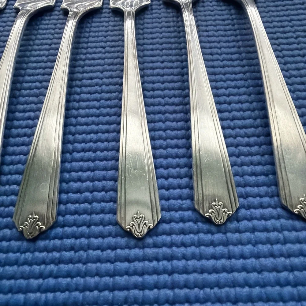 1881 Rogers Stainless flatware 6 Dinner FORKS, 7